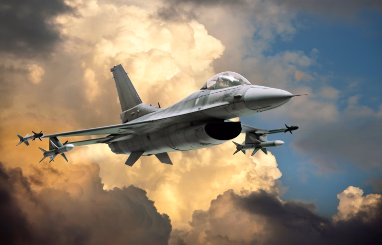 Piloți români de F-16 au doborât două drone deasupra apelor teritoriale ale României